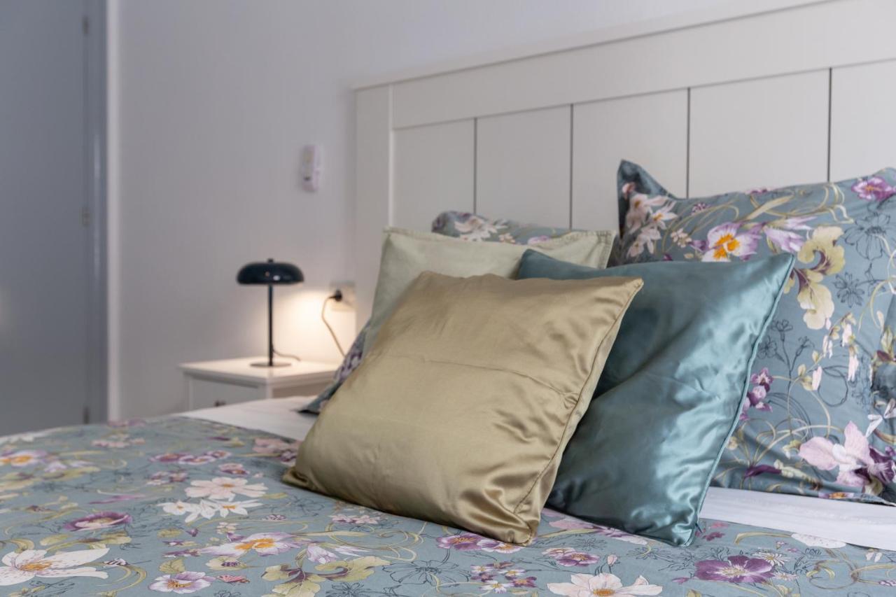 Luminoso Apartamento De Dos Habitaciones Con Terraza Y Parking En El Centro Málaga Exteriör bild